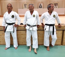 Okinawa Gasshuku heinäkuu 2017
Senseit Yusho Okuma 9. dan, Tadashi Matayoshi 9. dan ja Tokimitsu Minei 8. dan