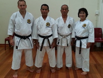 Stellenbosch Etelä-Afrikka syyskuu 2013
Jouni Hirsimäki sekä senseit Masanari Kikugawa 9. dan, Yusho Okuma 9. dan ja Katsuko Kikugawa 5. dan