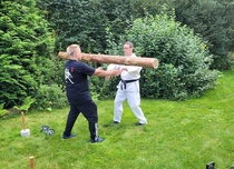 Harjoitukset Kari Kotilaisen puutarhassa elokuussa 2023
Kari Kotilainen 2. dan ja Matti Saarinen 5. dan