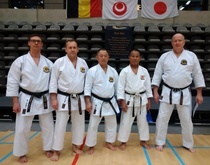 Okinawa Karate Seminar Leuven Belgia tammikuu 2020
Matti Saarinen 5. dan, Jouni Hirsimäki 6. dan, sensei Ryoichi Onaga 9. dan, sensei Masanari Kikugawa 9. dan ja Kari Kuusisto 6. dan
