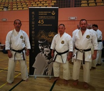 Fujioka Karate Club 45-vuotisjuhlaleiri Alicante marraskuu 2021
Senseit Toshiro Fujioka 8. dan, Ryoichi Onaga 9. dan ja Jouni Hirsimäki 6. dan