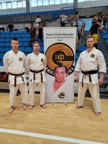 Gojunkan - Karate Club Onaga 50-vuotisjuhlaleiri ja 18. European Gasshuku Murcia kesäkuu-heinäkuu 2023
Mikko Freese 1. kyu, Saku Suominen 1. dan ja Juha-Pekka Sura 3. dan