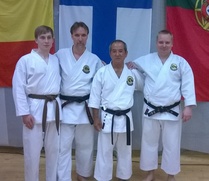 14. European Gasshuku Hasselt Belgia toukokuu 2015
Saku Suominen (1. vas.), sensei Tokimitsu Minei 8. dan ja Kari Kotilainen