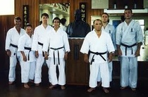 Jundokan Dojo, Okinawa 1997
Matti Saarinen (3. vas.), sensei Tetsunosuke Yasuda (4. vas.) ja Eiichi Miyazato Sensei (5. vas.)
