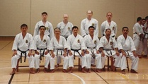 1. European Gasshuku Alicante heinäkuu 1994
Eturivissä: senseit Hiromi Suzuki, Shinzo Chinen, Koshin Iha, Ryoichi Onaga, Masataka Muramatsu, Shigeru Uehara ja Toshiro Fujioka
Takarivissä: Matti Saarinen, Stefan Mattsson, Kari Kuusisto ja Pekka Laukkala