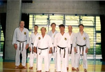 Okinawa 1993
Takarivissä: Kari Kuusisto (1. vas) ja Matti Saarinen (1. oik.)
Eturivissä: Eiichi Miyazato Sensei (vas.) ja sensei Hiromi Suzuki (oik.)
