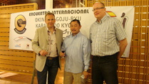 Lanzarote huhtikuu 2010
Jouni Hirsimäki, sensei Ryoichi Onaga ja Kari Kuusisto