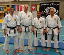 Okinawa Karate Seminar Heist-op-den-Berg Belgia tammikuu 2020
Matti Saarinen 5. dan, Kari Kuusisto 6. dan, sensei Masanari Kikugawa 9. dan ja Jouni Hirsimäki 6. dan